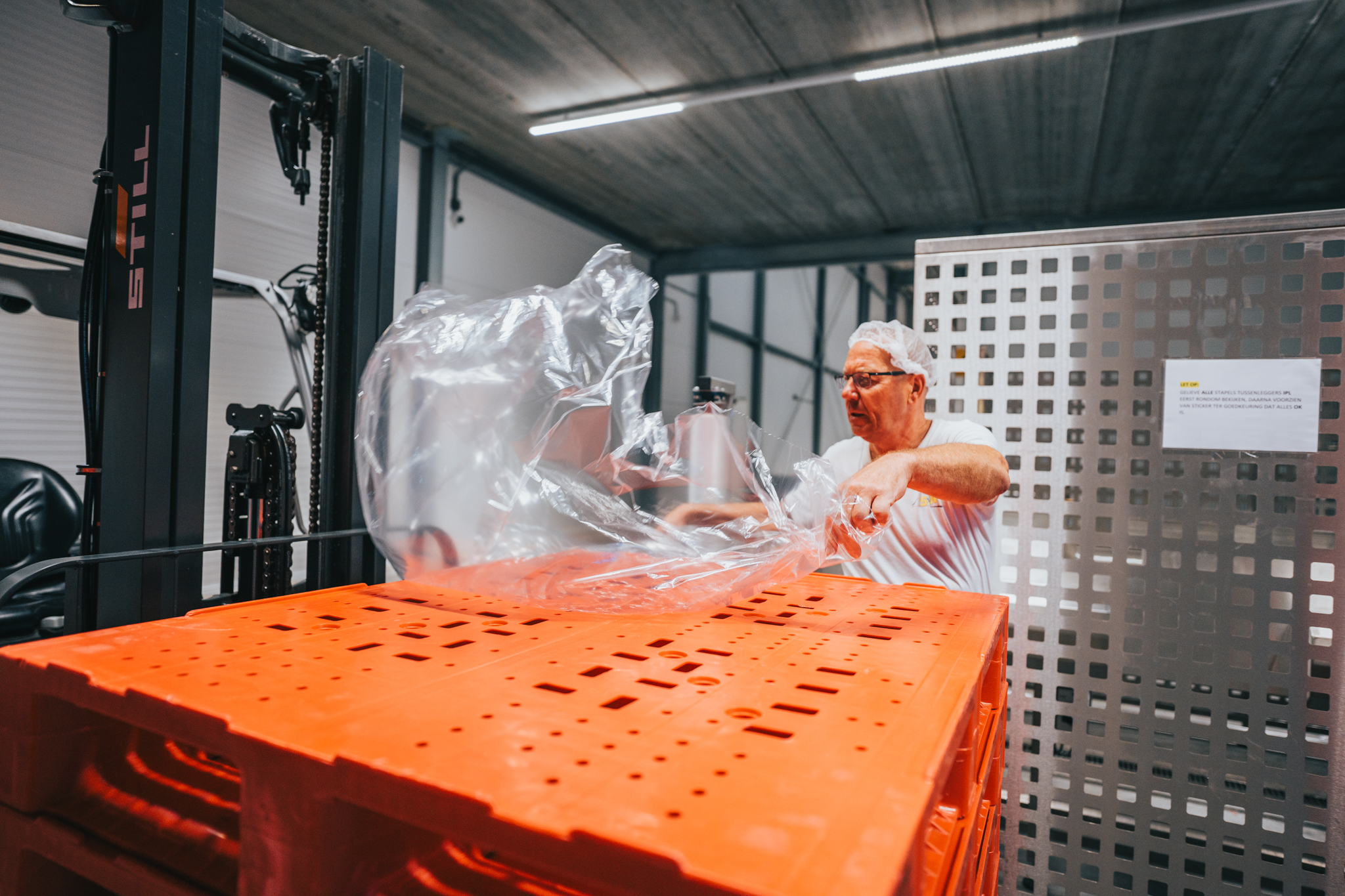 Wat we verkopen
We leveren nieuwe en tweedehands kunststof pallets, sheets en boxen voor bedrijven in food, farma, logistiek en industrie. Gewicht, formaat en gebruiksomgeving bepalen samen welk type het beste past bij uw proces.
Hoe we leveren
U geeft aan wat u zoekt, wij adviseren over het juiste type. Tweedehands kunststof pallets, sheets en boxen zijn gecontroleerd en waar nodig gereinigd of gerepareerd voordat ze opnieuw de deur uit gaan. Bij grotere orders stellen we vaak eerst een kleine testlevering voor, zodat u zeker weet dat het type past voordat u volledig overstapt. Levering stemmen we af op uw volume en planning.
