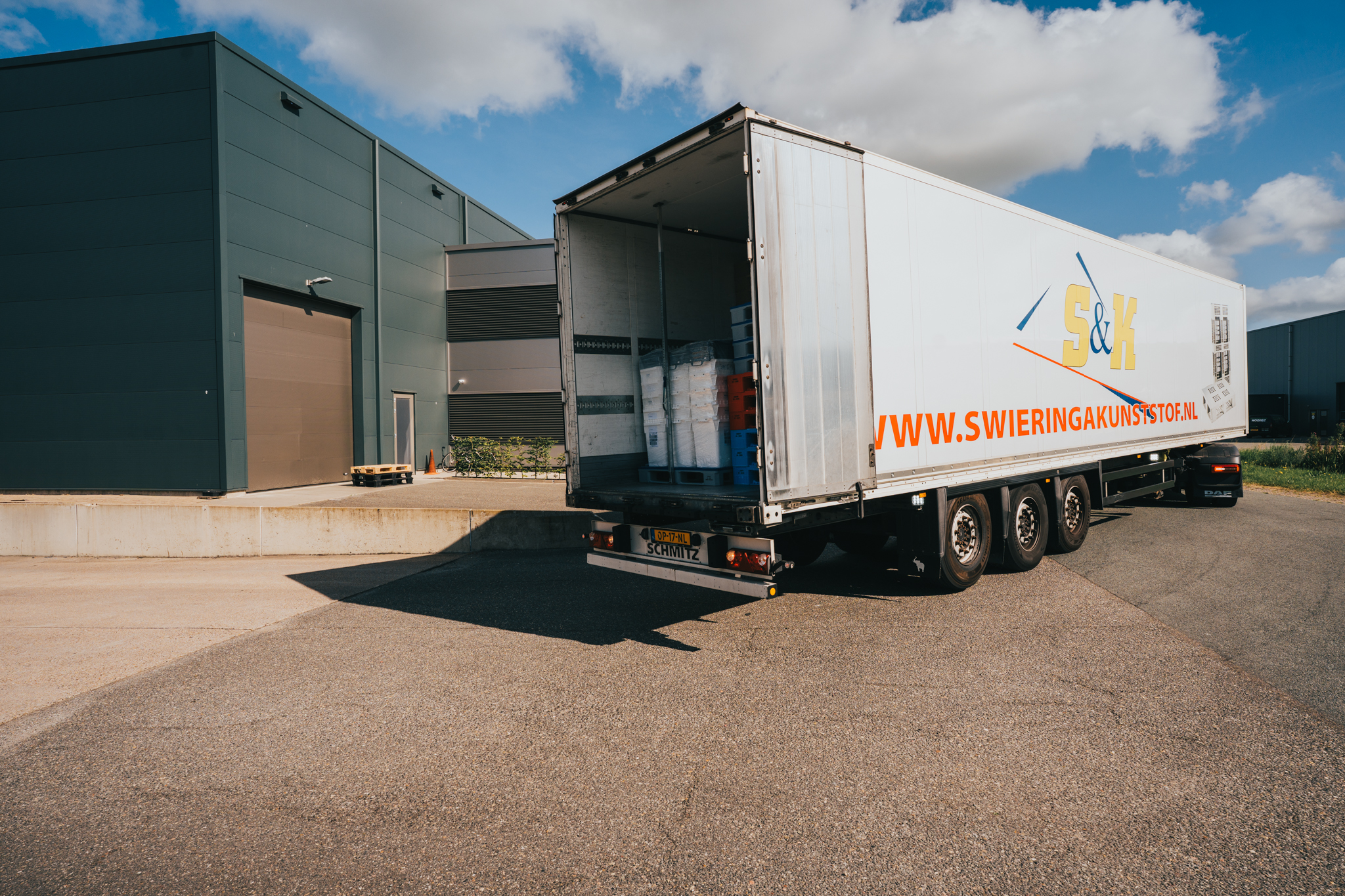Zelf ophalen en terugbrengen
U hoeft niets te regelen voor het transport.
We halen uw kunststof pallets, sheets of boxen op met onze eigen vrachtwagens, reinigen ze in onze wasstraten en brengen ze na afloop weer terug, op de afgesproken planning. Levert u liever zelf aan? Ook dat kan.
