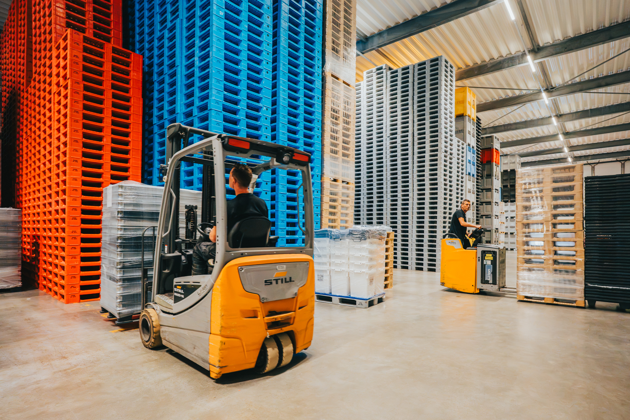 Kunststof pallets voor logistiek en industrie.